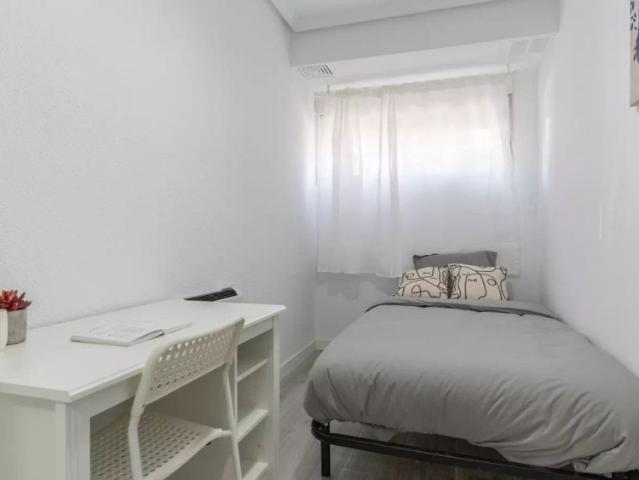Room in a shared 5 bedroom apartment for rent in Zofío