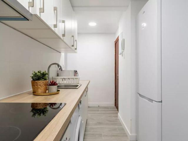 Room in a shared 5 bedroom apartment for rent in Zofío