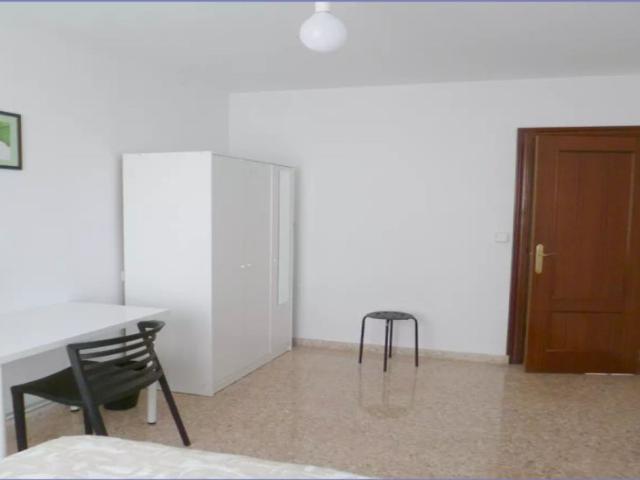 Room in a shared 5 bedroom apartment for rent in Zaragoza, all bills included