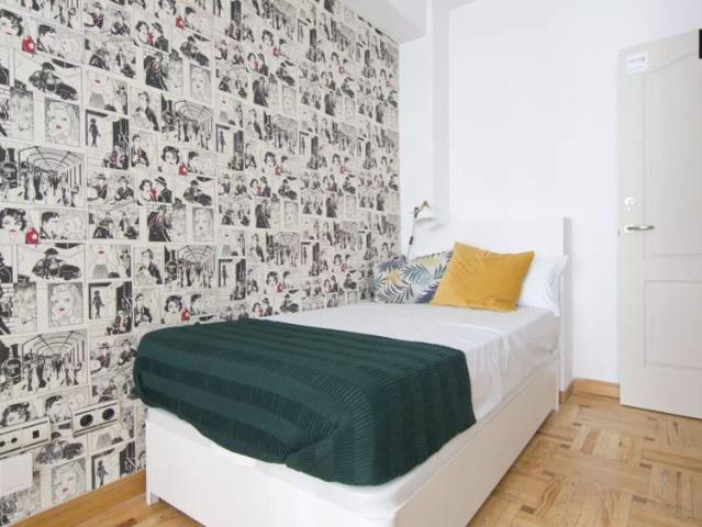 Room in a shared 6 bedroom apartment for rent in Castilla