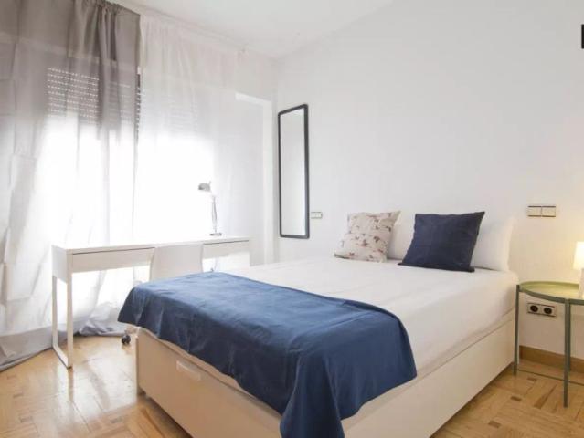Room in a shared 6 bedroom apartment for rent in Castilla