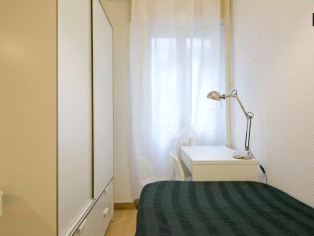 Room in a shared 6 bedroom apartment for rent in Castilla
