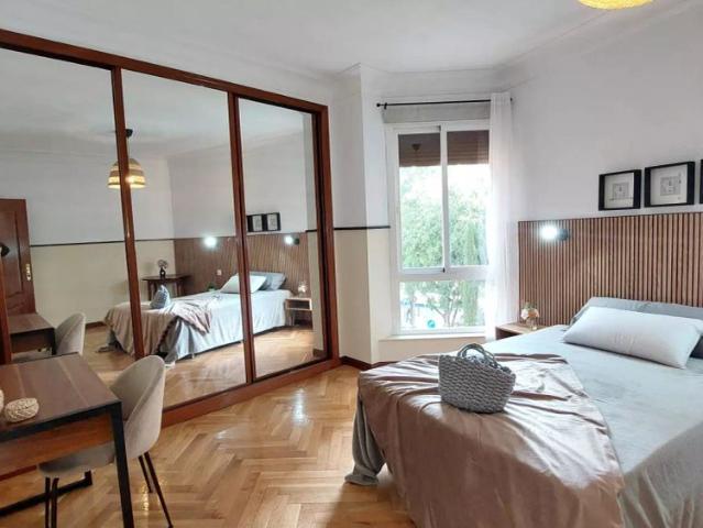 Room in a shared 6 bedroom apartment for rent in Castilla, all bills included