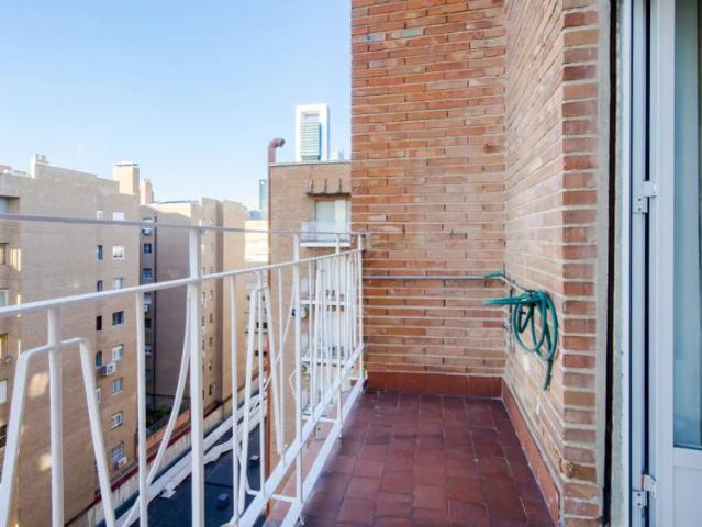 Room in a shared 6 bedroom apartment for rent in Castilla, professionals only