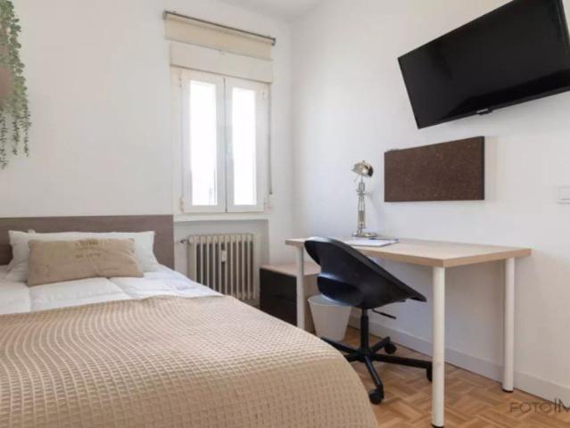 Room in a shared 6 bedroom apartment for rent in Castillejos
