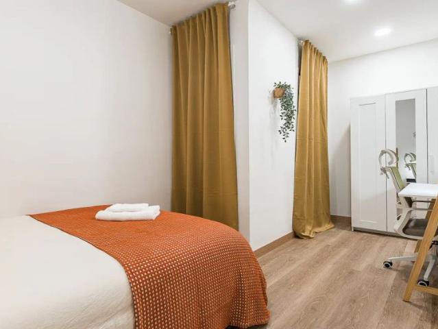 Room in a shared 6 bedroom apartment for rent in Centre, bills included