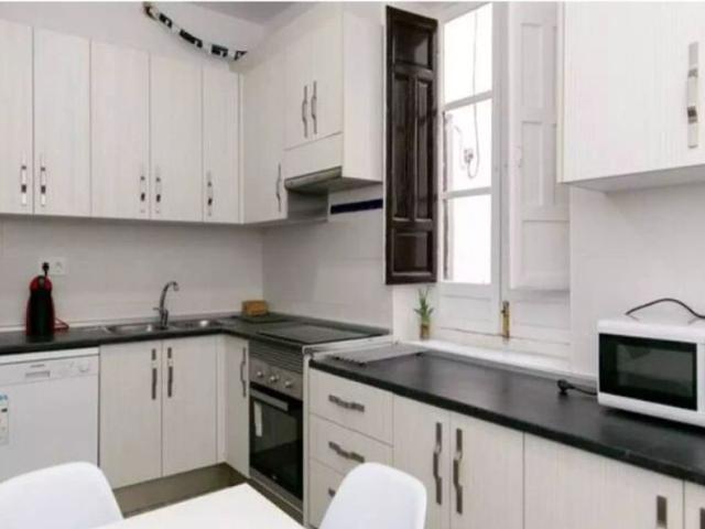 Room in a shared 6 bedroom apartment for rent in Centro Sagrario, professionals and students only