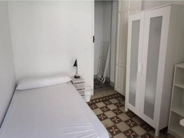Room in a shared 6 bedroom apartment for rent in Centro Sagrario