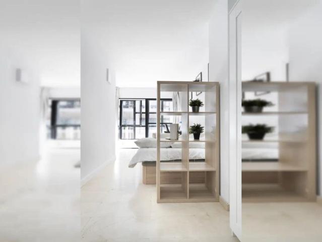 Room in a shared 6 bedroom apartment for rent in Cuatro Caminos, professionals only