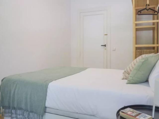 Room in a shared 6 bedroom apartment for rent in Arapiles