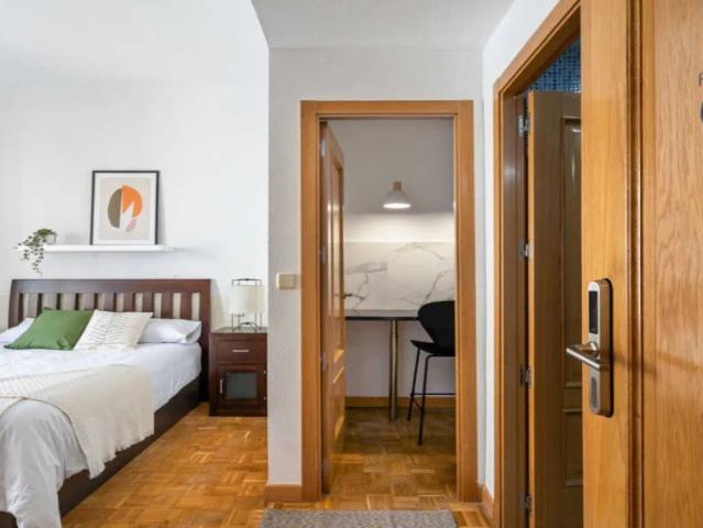 Room in a shared 6 bedroom apartment for rent in Arapiles, all bills included