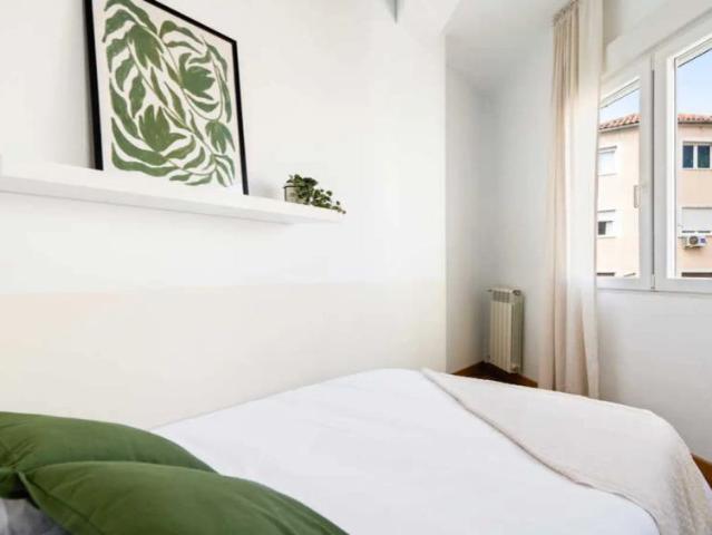 Room in a shared 6 bedroom apartment for rent in Arapiles, all bills included
