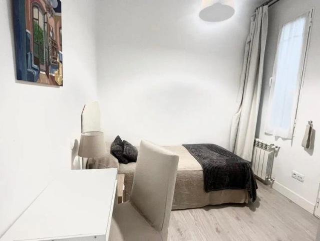 Room in a shared 6 bedroom apartment for rent in Argüelles Moncloa, bills included