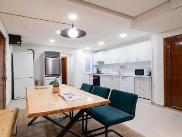 Room in a shared 6 bedroom apartment for rent in Argüelles, bills included