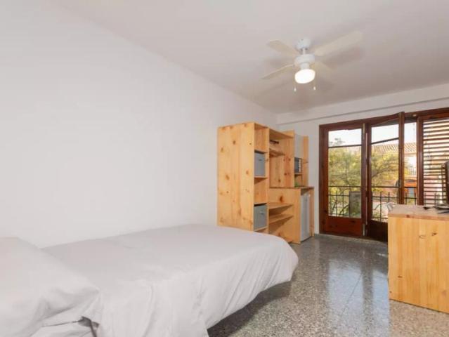 Room in a shared 6 bedroom apartment for rent in Burjassot