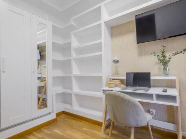 Room in a shared 6 bedroom apartment for rent in Goya, all bills included, professionals only