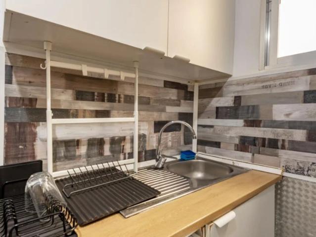 Room in a shared 6 bedroom apartment for rent in Gaztambide, perfect for professionals or students