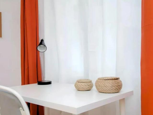 Room in a shared 6 bedroom apartment for rent in Gaztambide, perfect for students and professionals