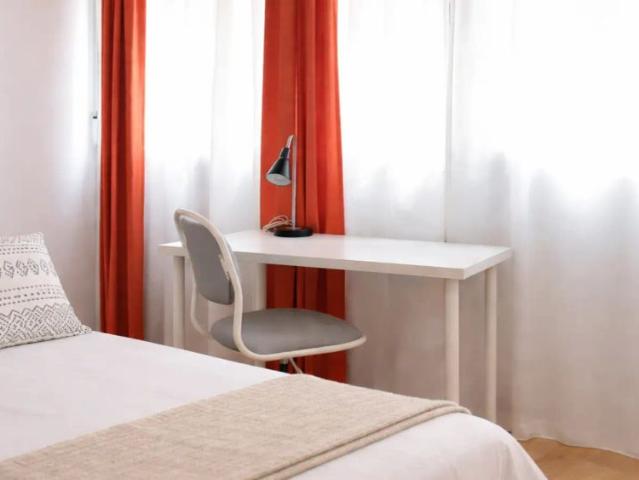 Room in a shared 6 bedroom apartment for rent in Gaztambide, perfect for students and professionals