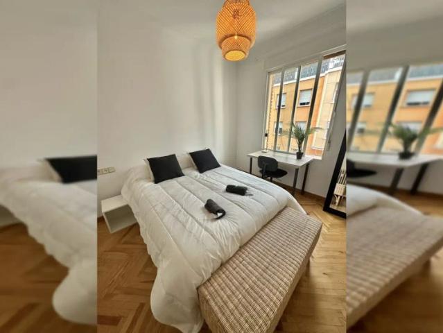 Room in a shared 6 bedroom apartment for rent in Guindalera, no pets allowed
