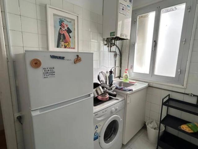Room in a shared 6 bedroom apartment for rent in Embajadores