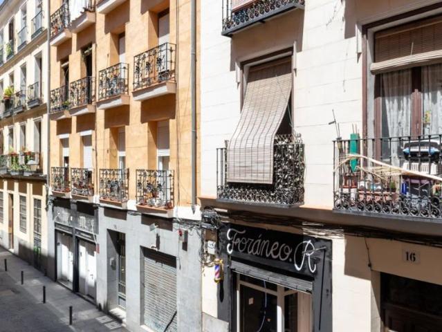 Room in a shared 6 bedroom apartment for rent in Embajadores, Madrid