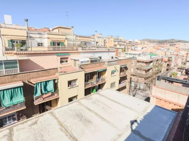 Room in a shared 6 bedroom apartment for rent in el Congrés i els Indians, professionals and students only