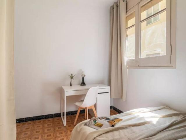 Room in a shared 6 bedroom apartment for rent in el Camp de l'Arpa del Clot