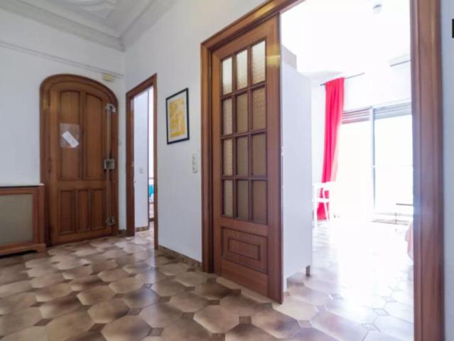 Room in a shared 6 bedroom apartment for rent in El Botánic perfect for students