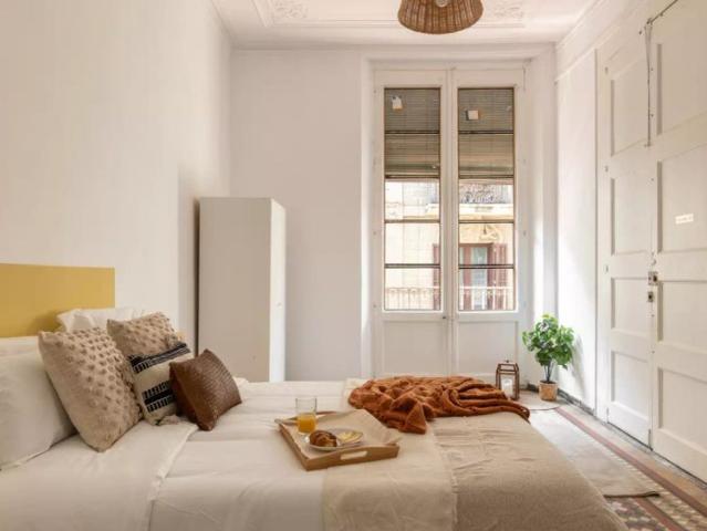 Room in a shared 6 bedroom apartment for rent in El Gòtic