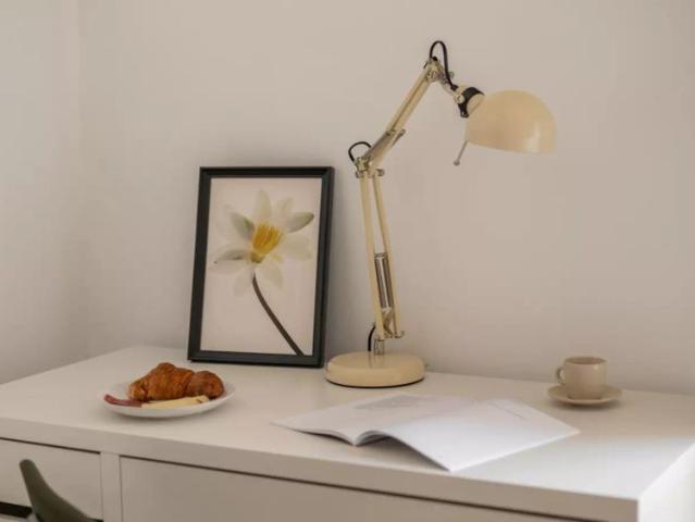 Room in a shared 6 bedroom apartment for rent in El Gòtic