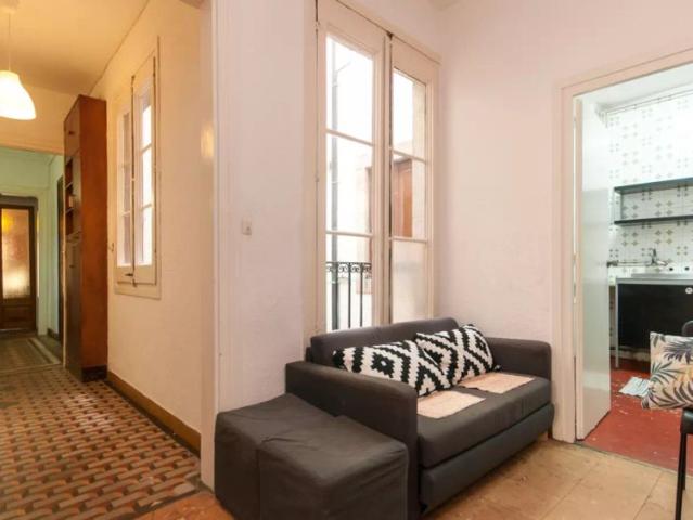 Room in a shared 6 bedroom apartment for rent in El Gòtic, some bills included
