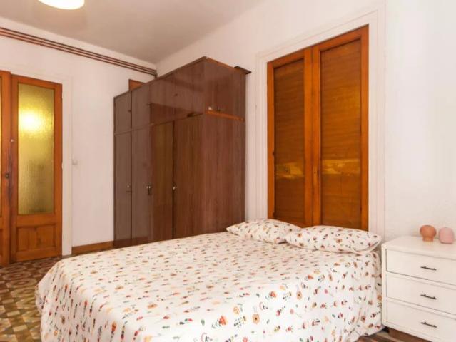 Room in a shared 6 bedroom apartment for rent in El Gòtic, some bills included