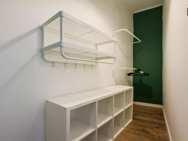 Room in a shared 6 bedroom apartment for rent in el Poble Sec