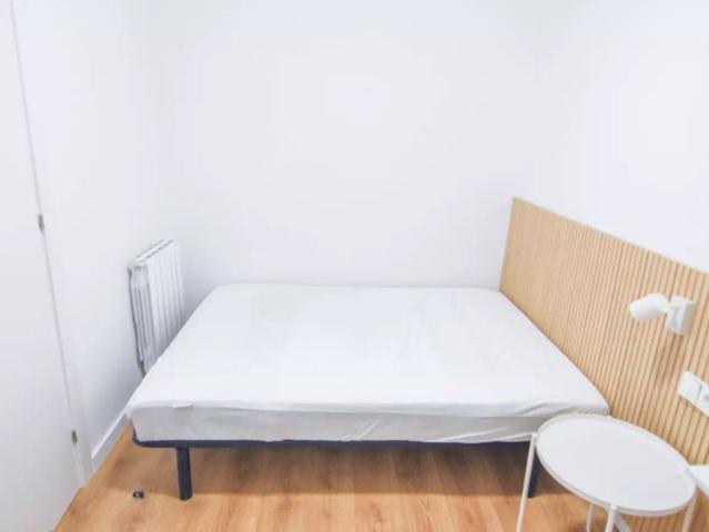 Room in a shared 6 bedroom apartment for rent in El Raval, bills included, smoking not allowed