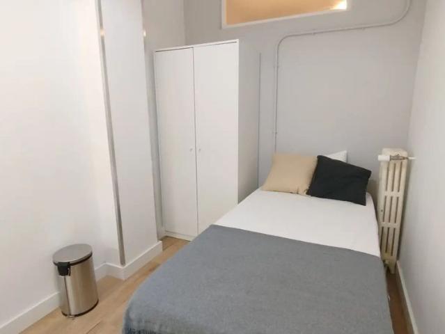 Room in a shared 6 bedroom apartment for rent in Estrella