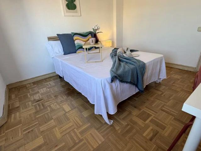 Room in a shared 6 bedroom apartment for rent in Estrella