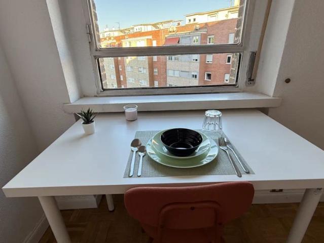 Room in a shared 6 bedroom apartment for rent in Estrella