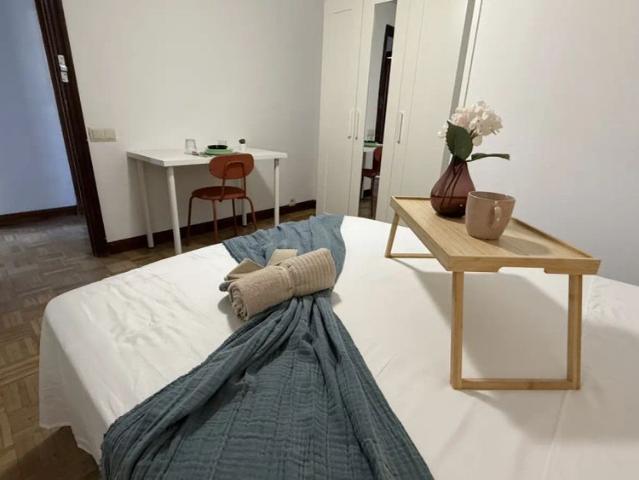 Room in a shared 6 bedroom apartment for rent in Estrella