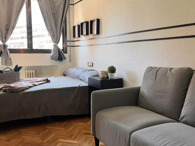 Room in a shared 6 bedroom apartment for rent in Estrella, all bills included