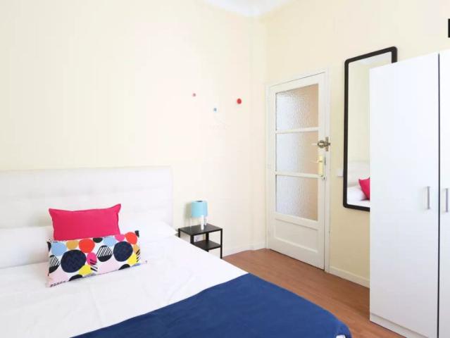 Room in a shared 6 bedroom apartment for rent in Ibiza, Madrid