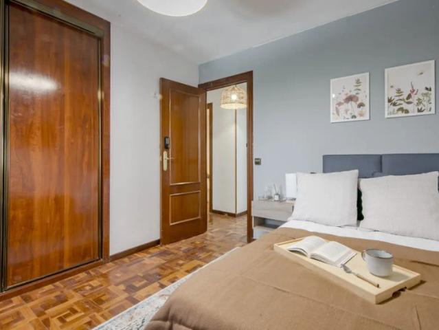 Room in a shared 6 bedroom apartment for rent in Los Cármenes, bills included