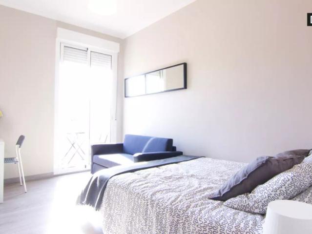 Room in a shared 6 bedroom apartment for rent in La Gran Vía