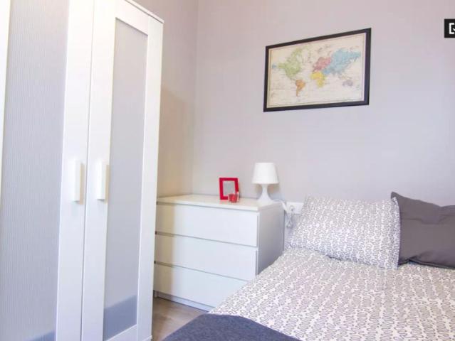 Room in a shared 6 bedroom apartment for rent in La Gran Vía