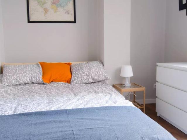Room in a shared 6 bedroom apartment for rent in La Gran Vía, professionals only