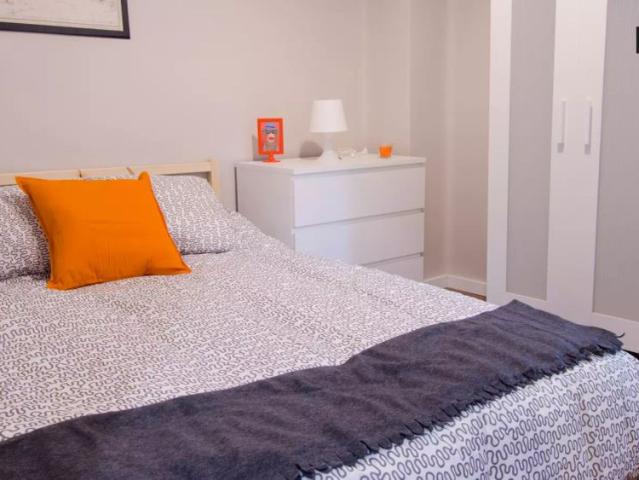 Room in a shared 6 bedroom apartment for rent in La Gran Vía, professionals only