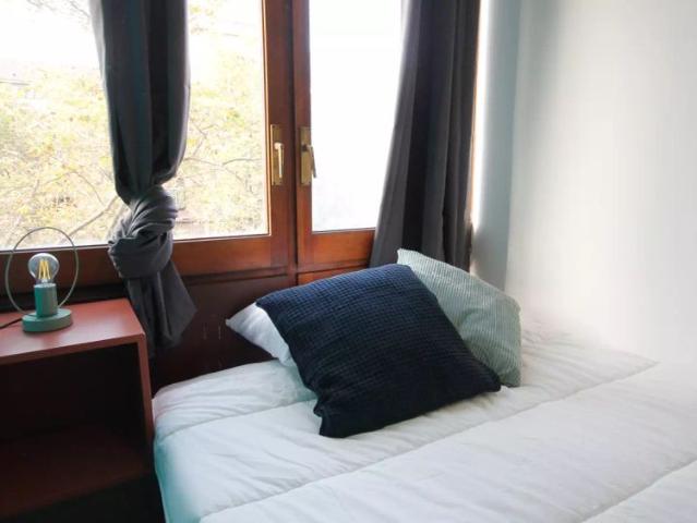 Room in a shared 6 bedroom apartment for rent in La Dreta de l'Eixample, bills included