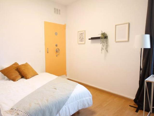Room in a shared 6 bedroom apartment for rent in La Dreta de l'Eixample, bills included