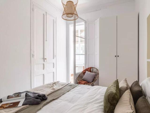Room in a shared 6 bedroom apartment for rent in la Nova Esquerra de l'Eixample, professionals and students only