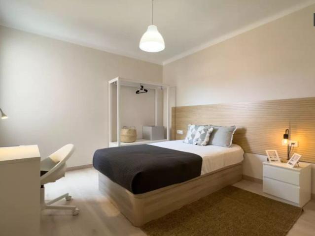 Room in a shared 6 bedroom apartment for rent in La Salut